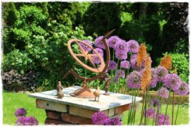 Zegar słoneczny w ogrodzie 1