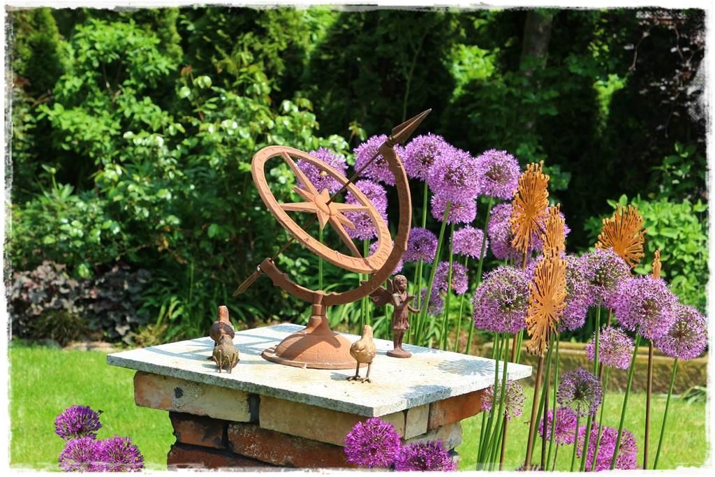 Zegar słoneczny w ogrodzie 1