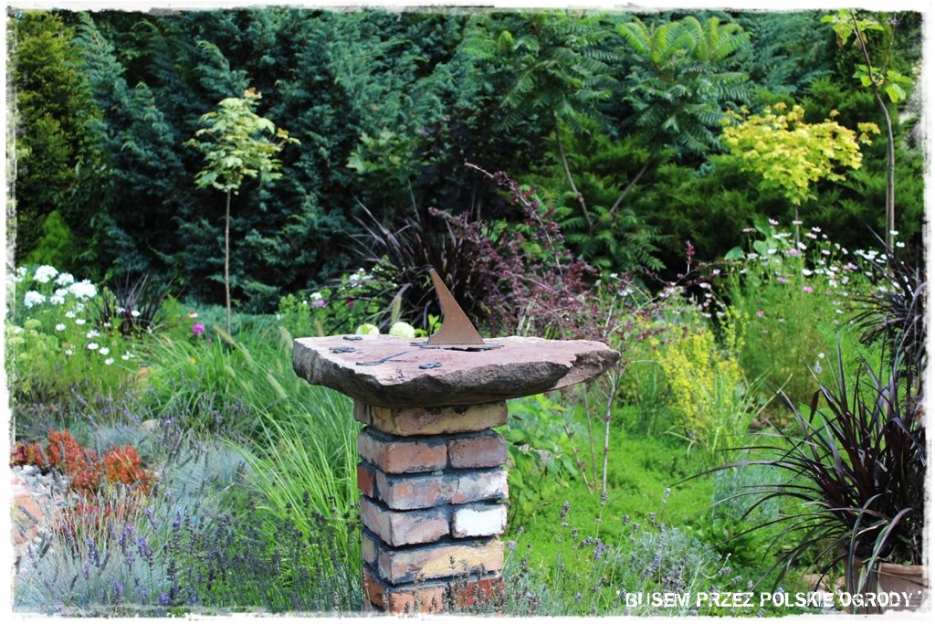 Zegar słoneczny w ogrodzie 2