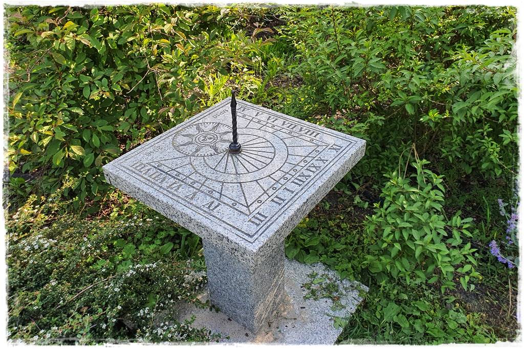 Zegar słoneczny w ogrodzie 4