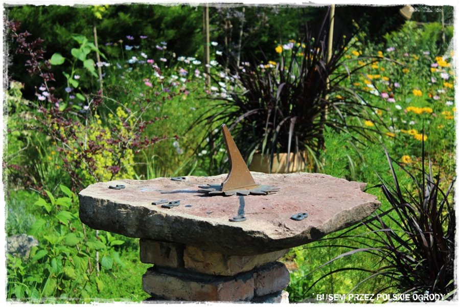 Zegar słoneczny w ogrodzie 8