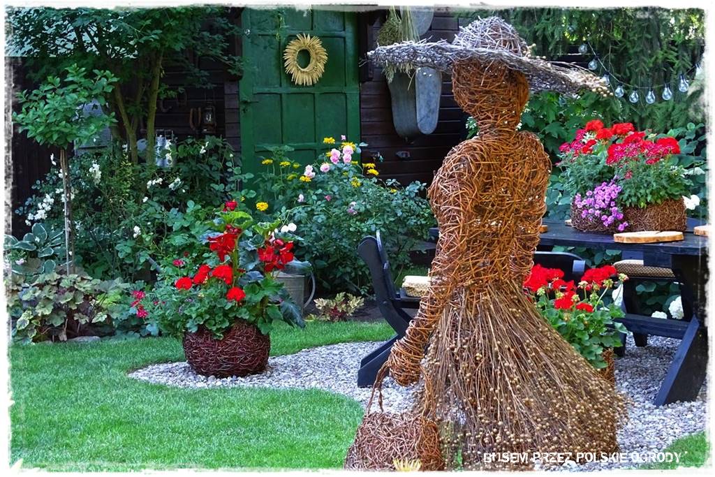 Aranżacje z wikliny pomysł na mały ogród 0a