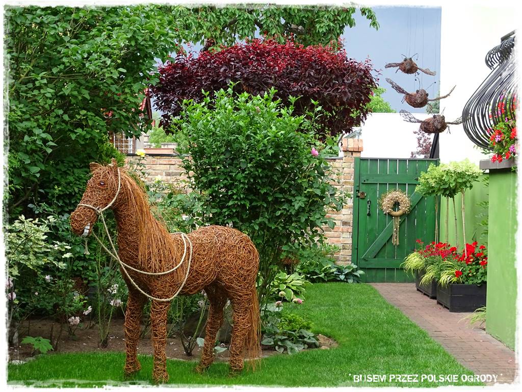 Aranżacje z wikliny pomysł na mały ogród 10