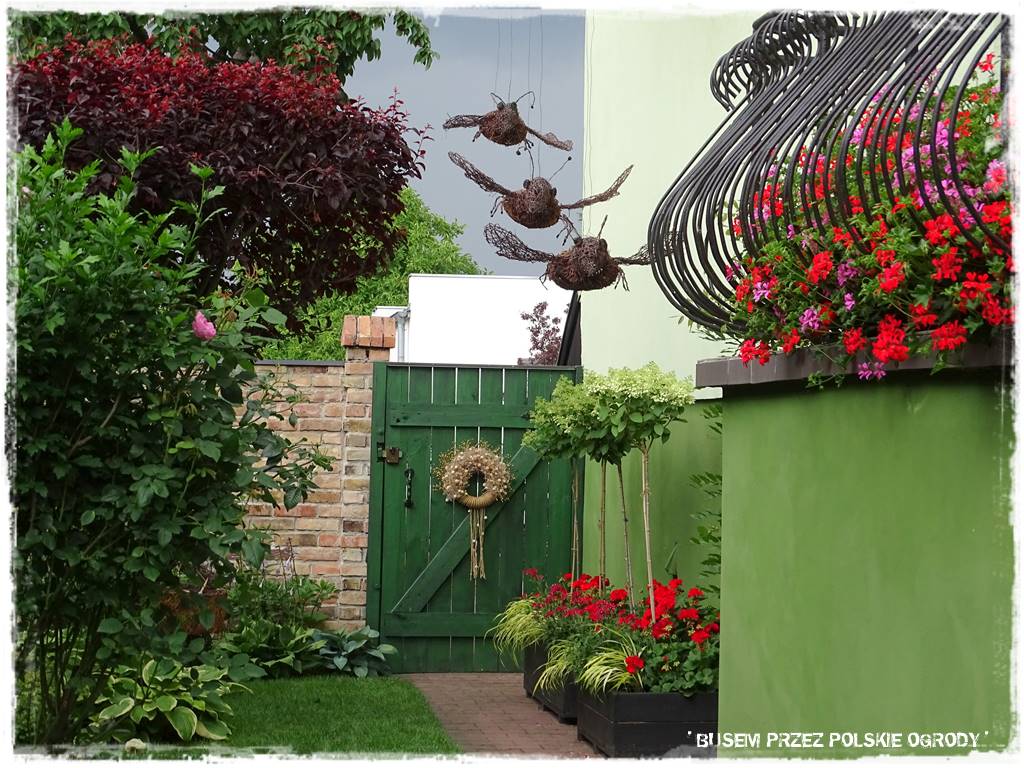 Aranżacje z wikliny pomysł na mały ogród 13