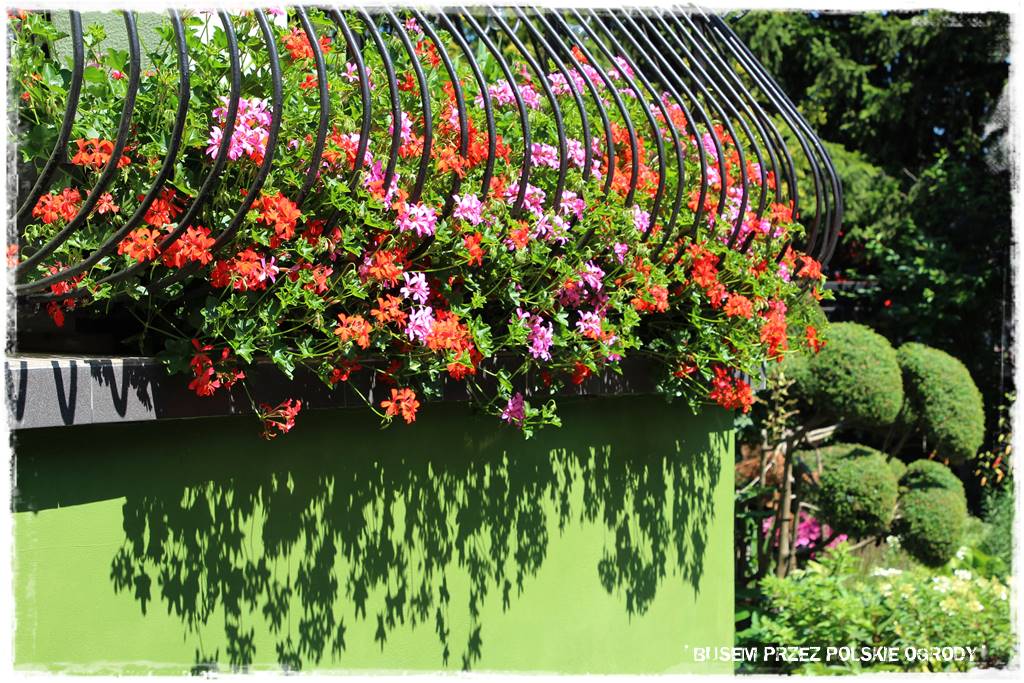 Aranżacje z wikliny pomysł na mały ogród 15