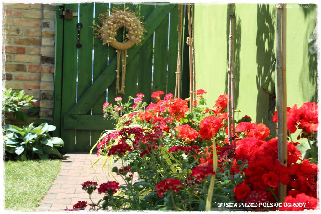 Aranżacje z wikliny pomysł na mały ogród 17