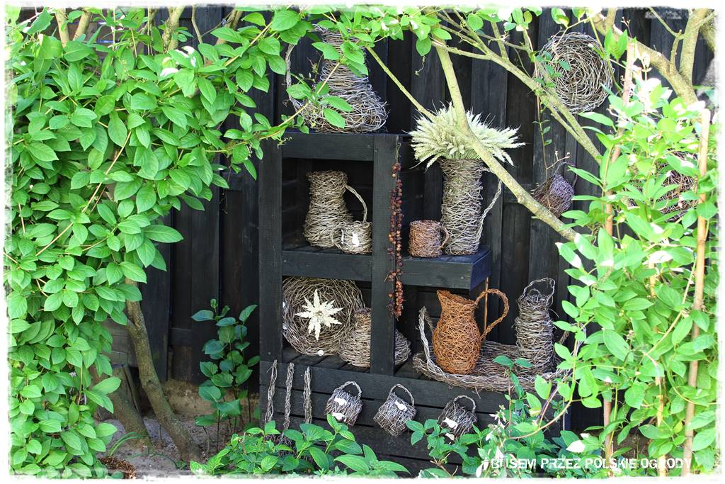 Aranżacje z wikliny pomysł na mały ogród 18