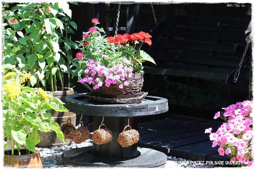 Aranżacje z wikliny pomysł na mały ogród 19