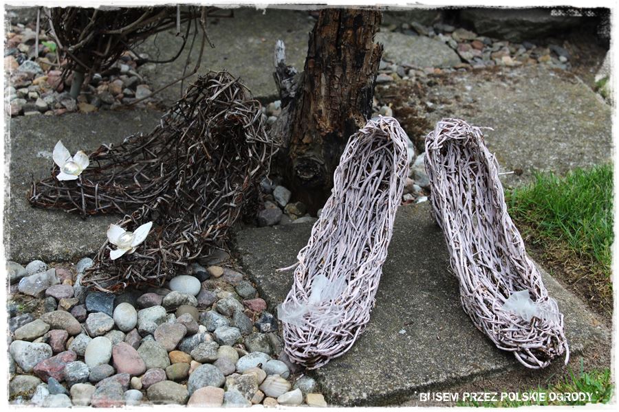 Aranżacje z wikliny pomysł na mały ogród 22