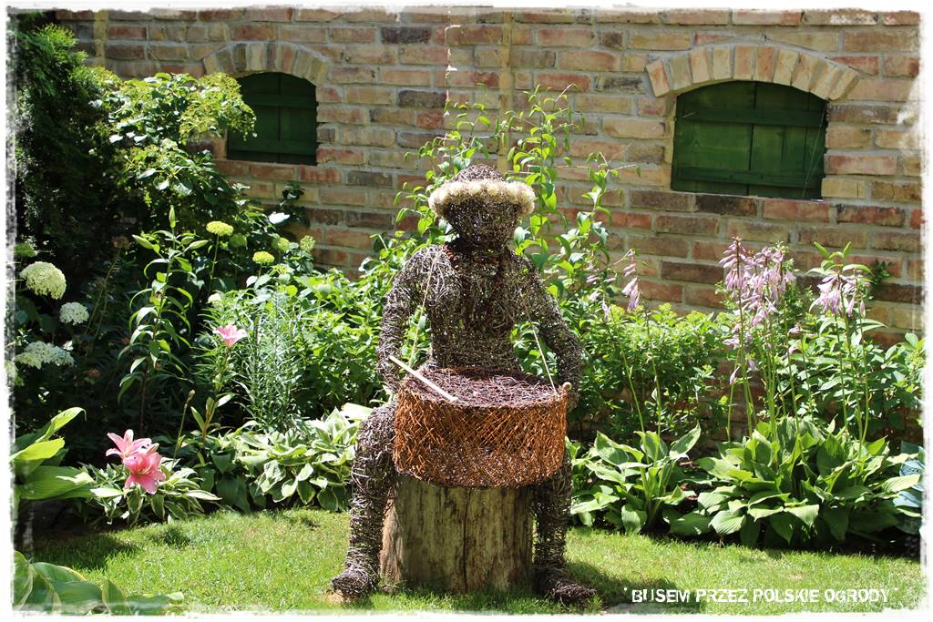 Aranżacje z wikliny pomysł na mały ogród 24