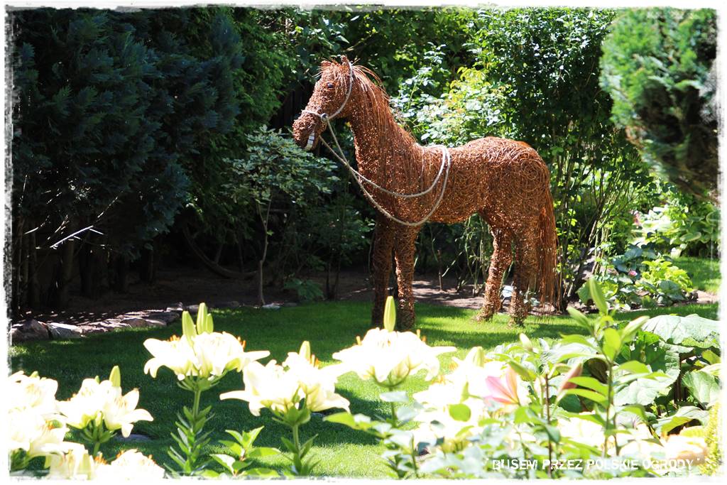 Aranżacje z wikliny pomysł na mały ogród 25