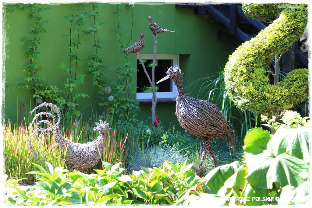 Aranżacje z wikliny pomysł na mały ogród 27