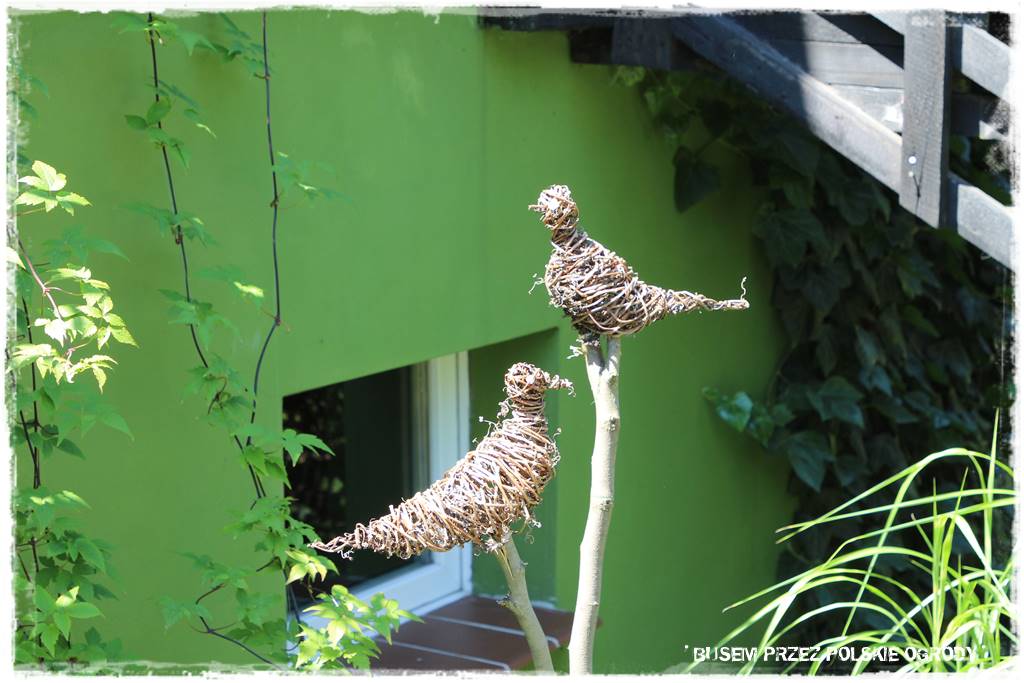 Aranżacje z wikliny pomysł na mały ogród 29