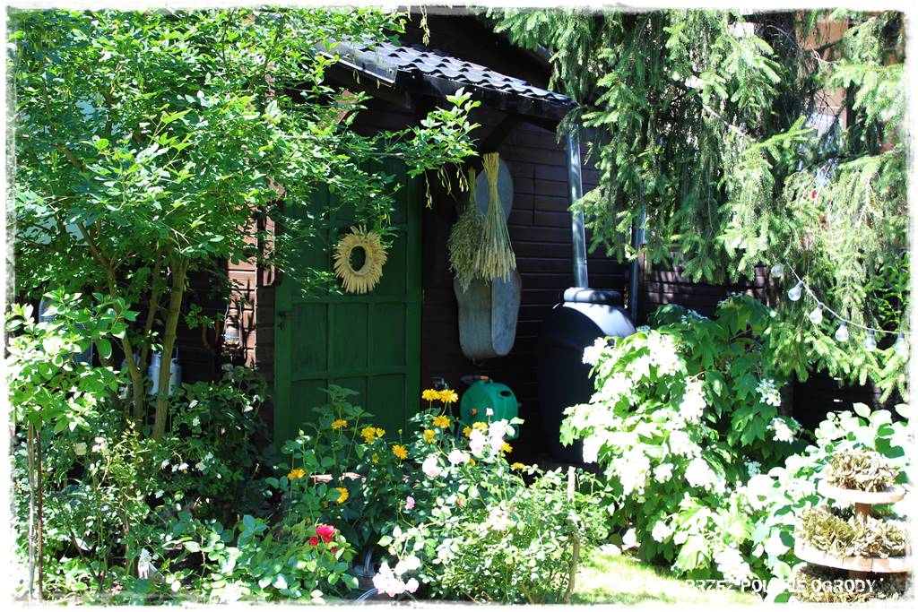 Aranżacje z wikliny pomysł na mały ogród 30