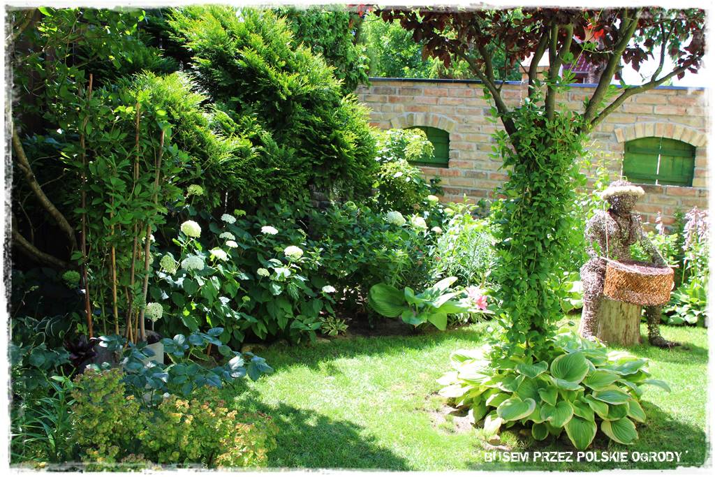 Aranżacje z wikliny pomysł na mały ogród 31