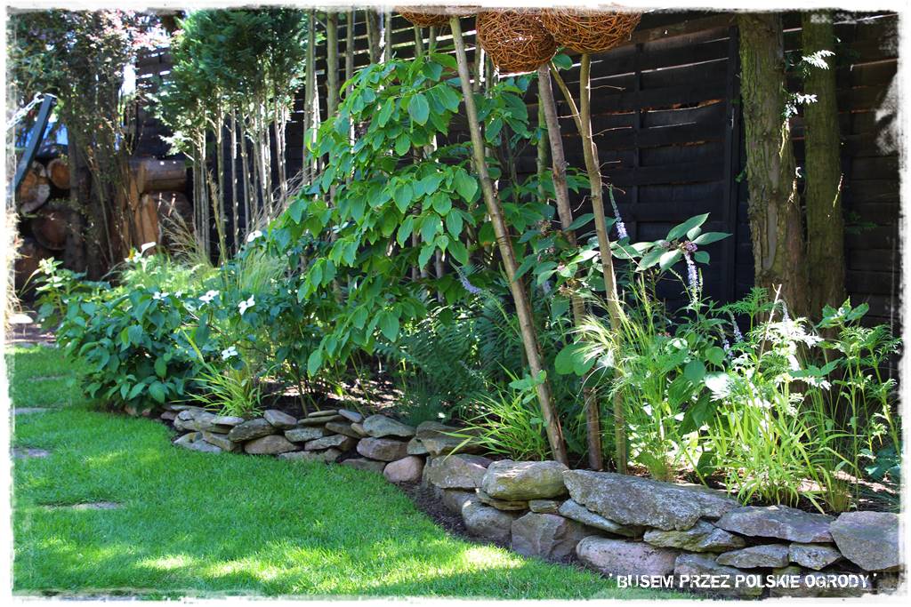 Aranżacje z wikliny pomysł na mały ogród 33