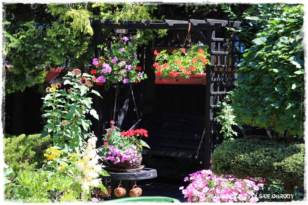 Aranżacje z wikliny pomysł na mały ogród 35