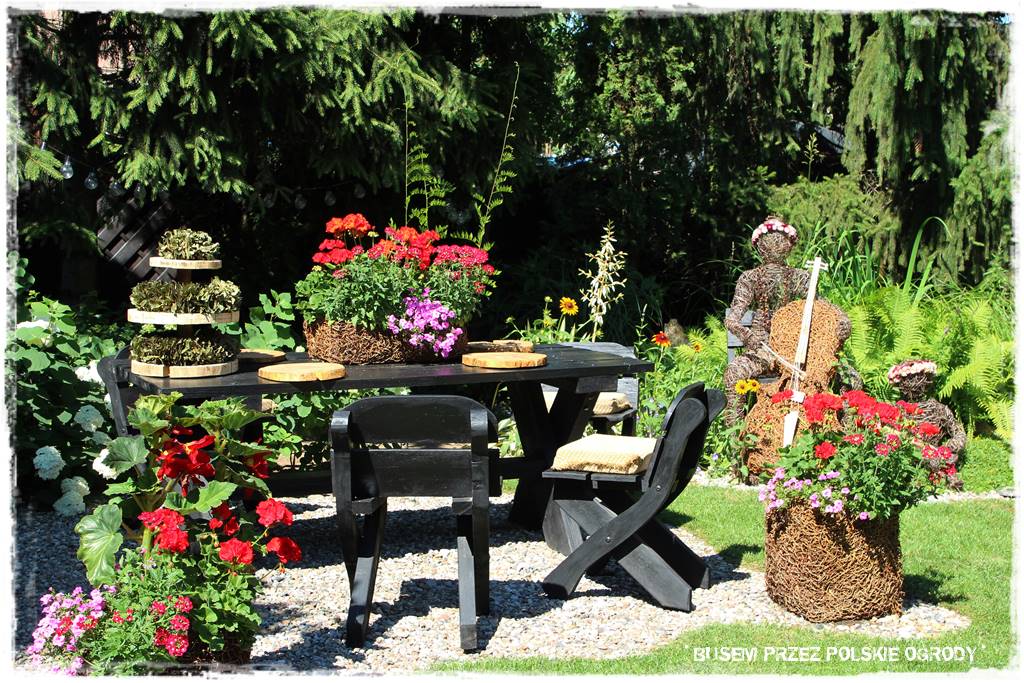 Aranżacje z wikliny pomysł na mały ogród 36