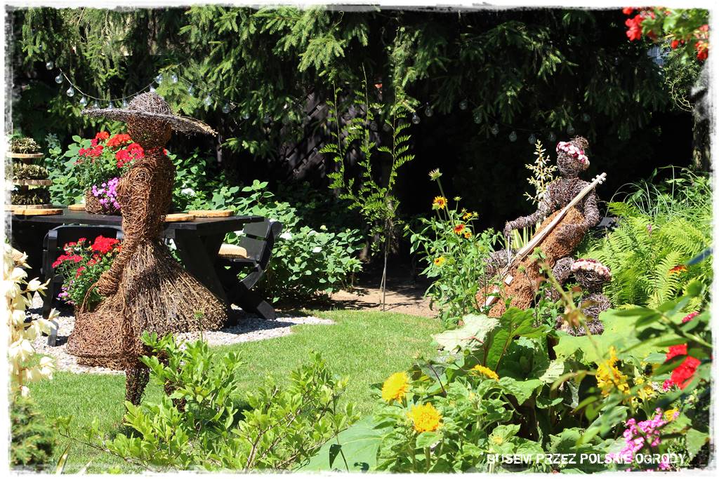 Aranżacje z wikliny pomysł na mały ogród 40