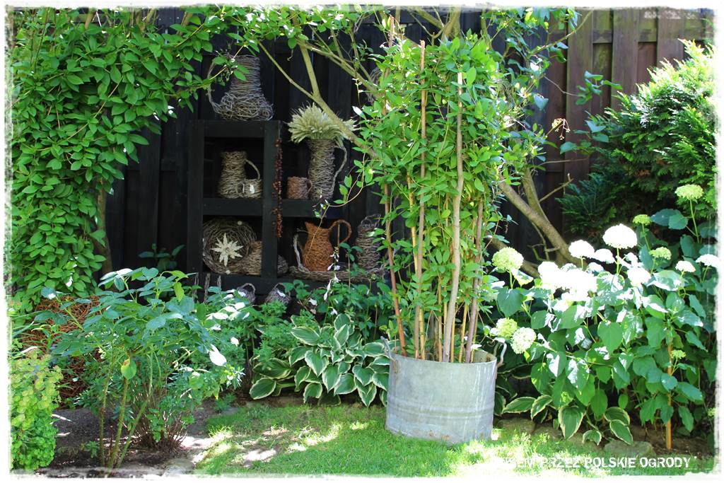 Aranżacje z wikliny pomysł na mały ogród 44