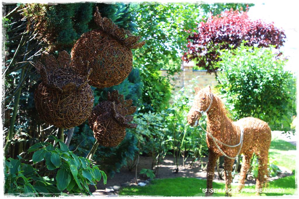 Aranżacje z wikliny pomysł na mały ogród 46