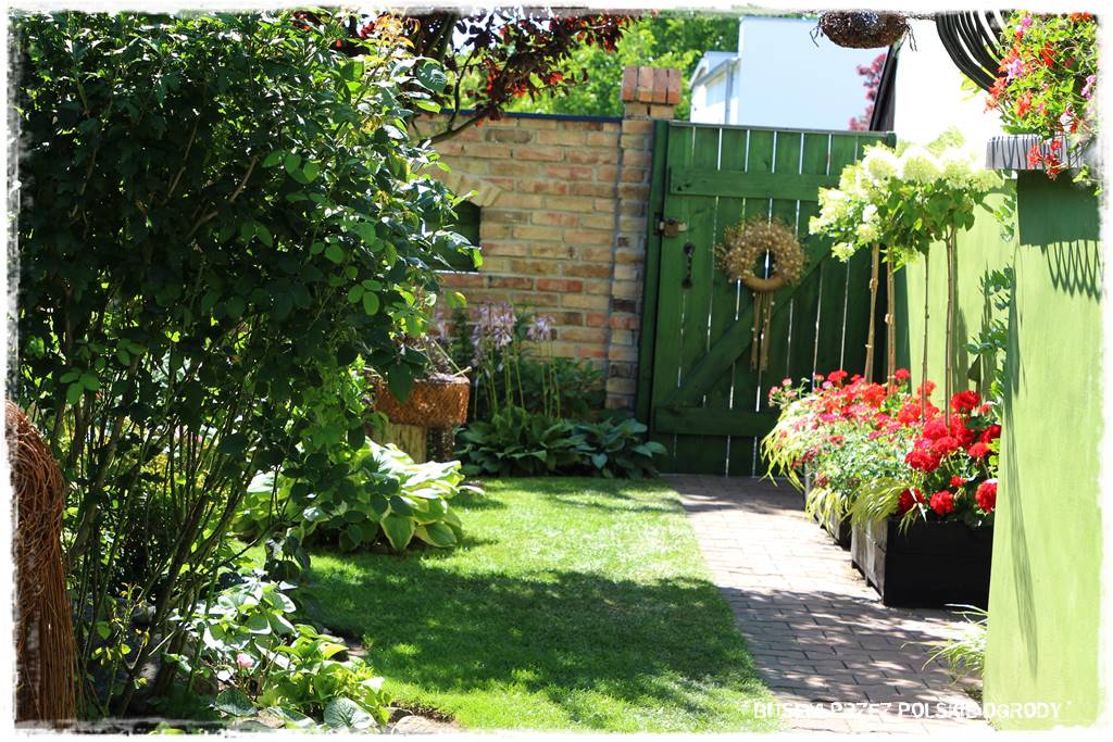 Aranżacje z wikliny pomysł na mały ogród 49