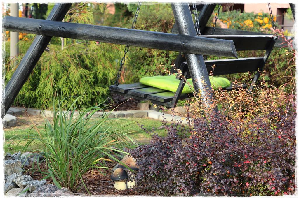 Huśtawka w ogrodzie aranżacje 9d Huśtawka w ogrodzie aranżacje 9d