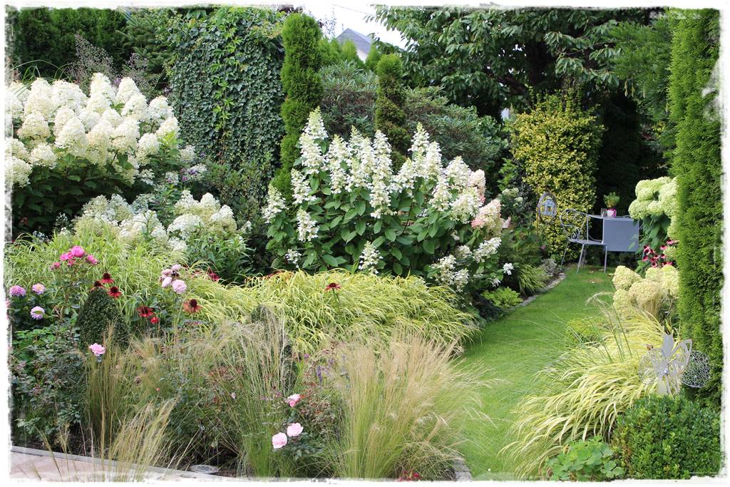 Rabata przy chodniku do domu 12