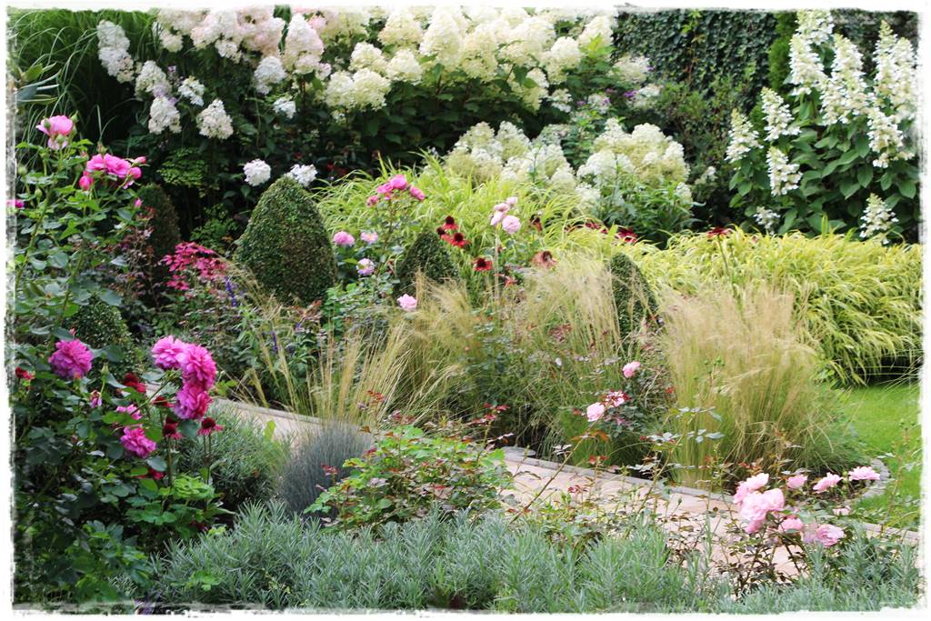 Rabata przy chodniku do domu 13