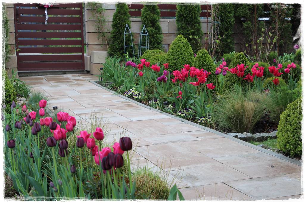 Rabata przy chodniku do domu 8