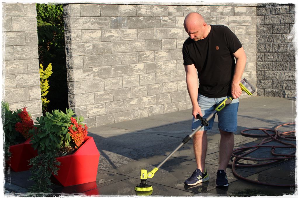 Czyszczenie granitowych płytek szczotką obrotową RYOBI ONE+ 18V akumulatorowa szczotka obrotowa 17