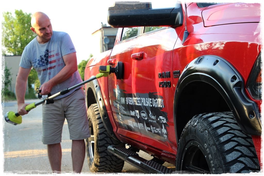 Szorowanie karoserii przy użyciu akumulatorowej szczotki obrotowej RYOBI akumulatorowa szczotka obrotowa 24