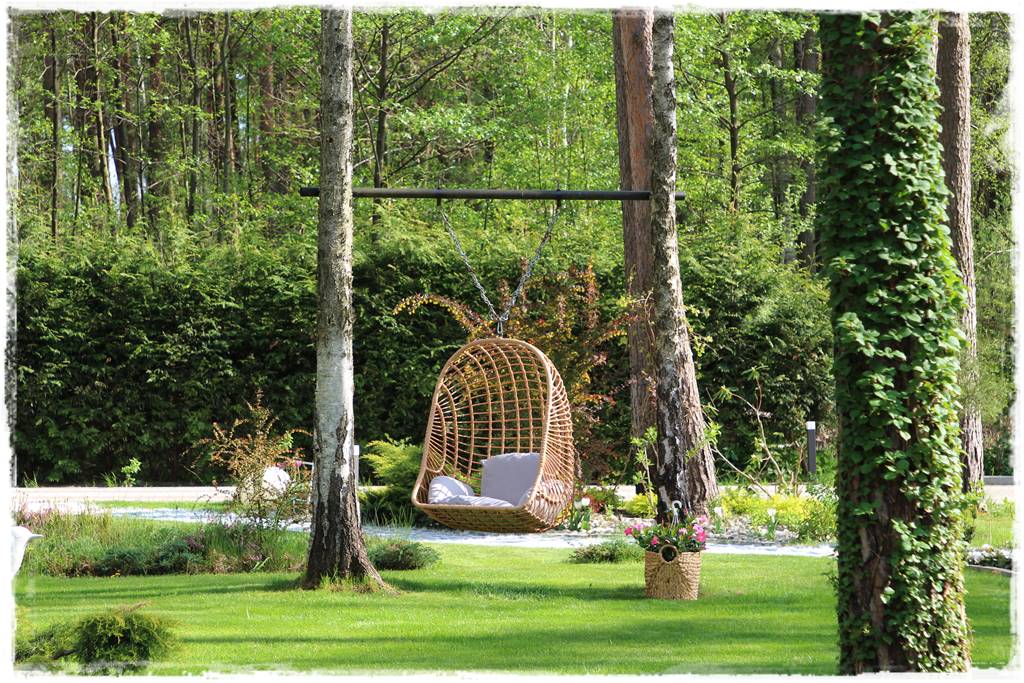 Fotel wiszący w ogrodzie 12a