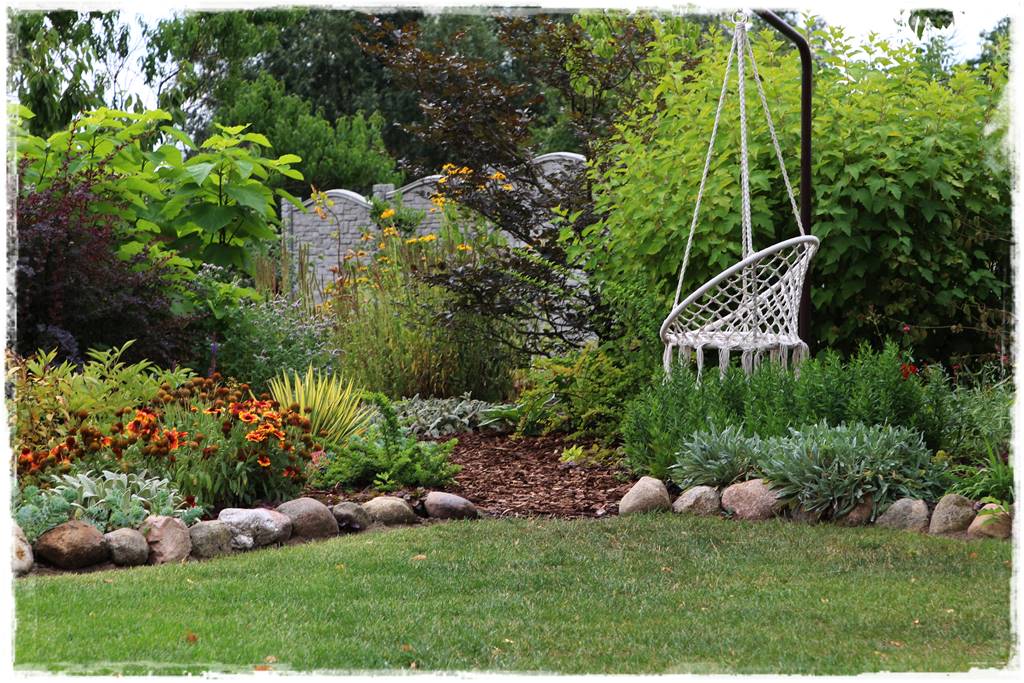 Fotel wiszący w ogrodzie 13