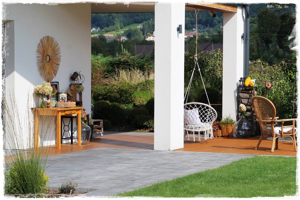 Fotel wiszący w ogrodzie 17