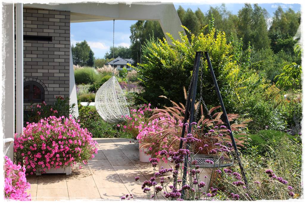 Fotel wiszący w ogrodzie 17a