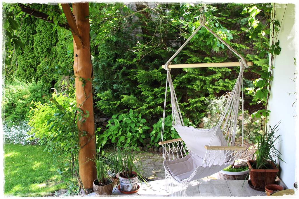 Fotel wiszący w ogrodzie 2