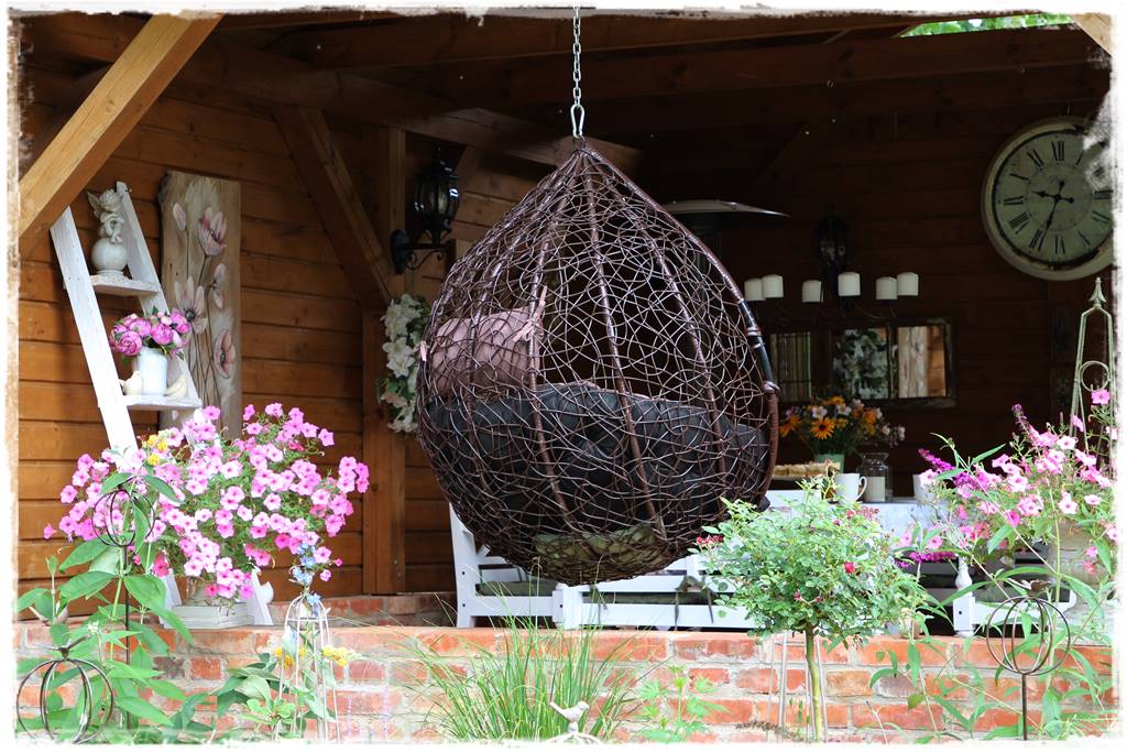 Fotel wiszący w ogrodzie 3