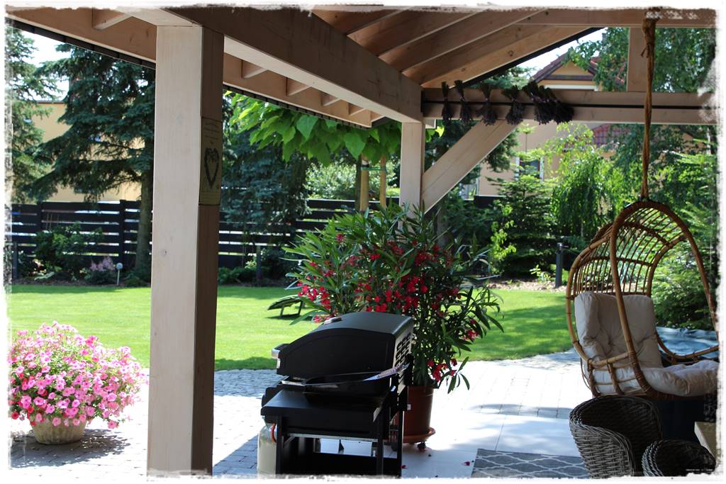 Fotel wiszący w ogrodzie 5