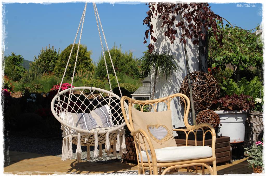 Fotel wiszący w ogrodzie 7