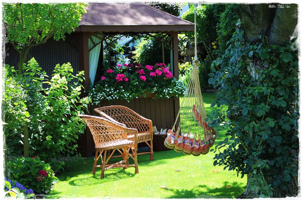 Fotel wiszący w ogrodzie 9