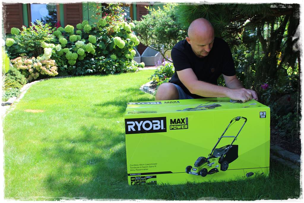 W ogrodzie rozpakowuje przesyłkę z kosiarką bezprzewodową RYOBI 36 V Rozpakowuję przesyłkę z kosiarką bezprzewodową RYOBI 36 V