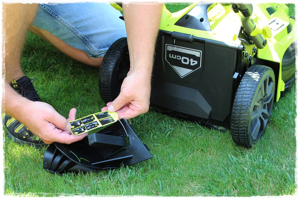 Przystawka do mulczowania trawy, którą bardzo łatwo się zakłada w kosiarce akumulatorowej RYOBI 36 V Kosiarka akumulatorowa RYOBI 115