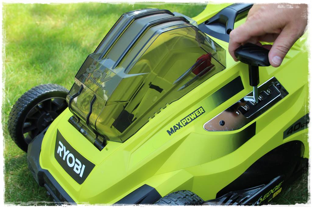 Kosiarka akumulatorowa RYOBi 36 V posiada aż 7 różnych długości koszenia. Widok na rączkę ustalania długości ścinania trawy Kosiarka akumulatorowa RYOBI 20