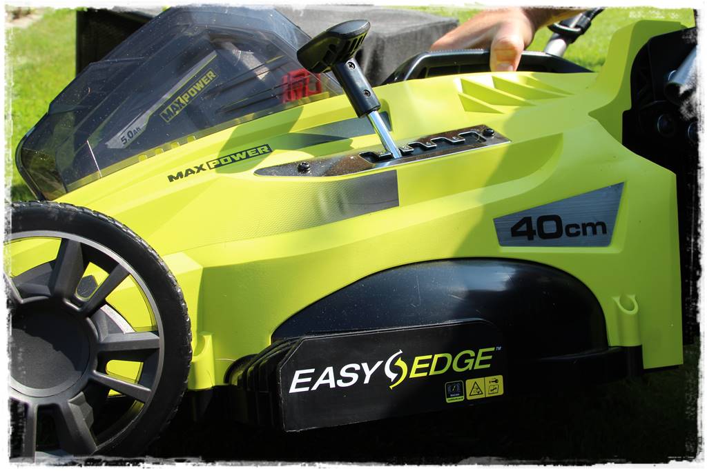 Widok na bok kosiarki akumulatorowej RYOBI 36 V o szerokości koszenia 40 cm Kosiarka akumulatorowa RYOBI 201
