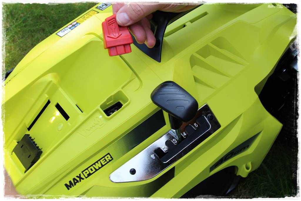 Wyjmowany kluczyk zabezpieczający kosiarkę RYOBI 36 V przed przypadkowym włączeniem Kosiarka akumulatorowa RYOBI 23