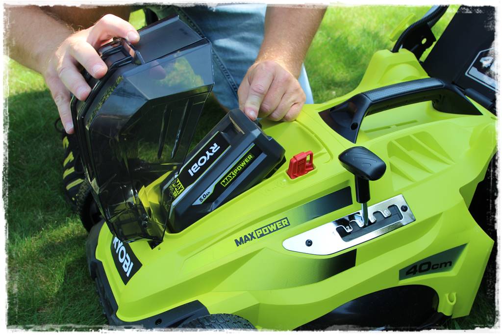 Instalacja akumulatora w kosiarce bezprzewodowej RYOBI 36 V Kosiarka akumulatorowa RYOBI 25a