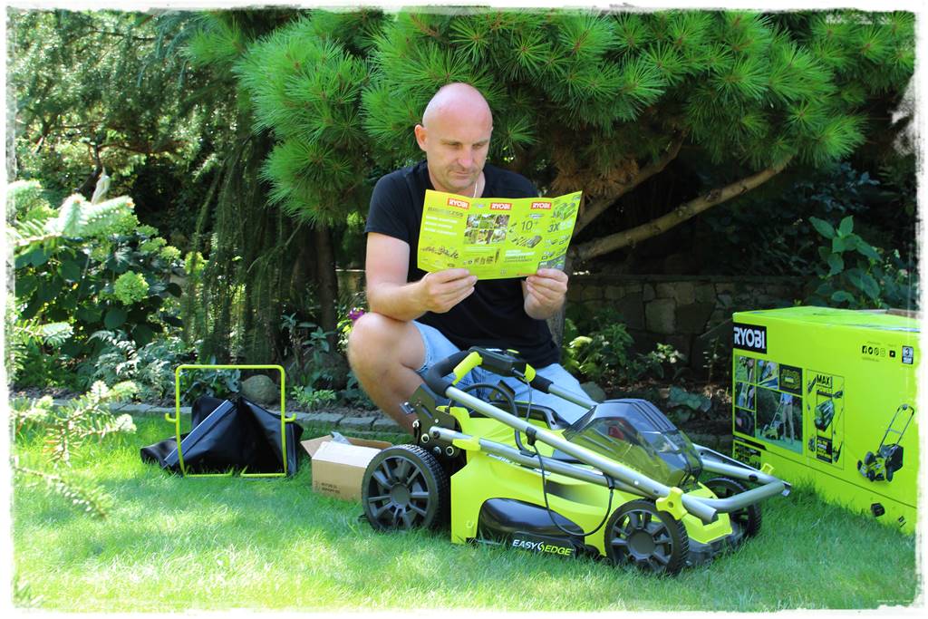 Rozpakowana, złożona kosiarka na akumulator RYOBI Kosiarka akumulatorowa RYOBI 300