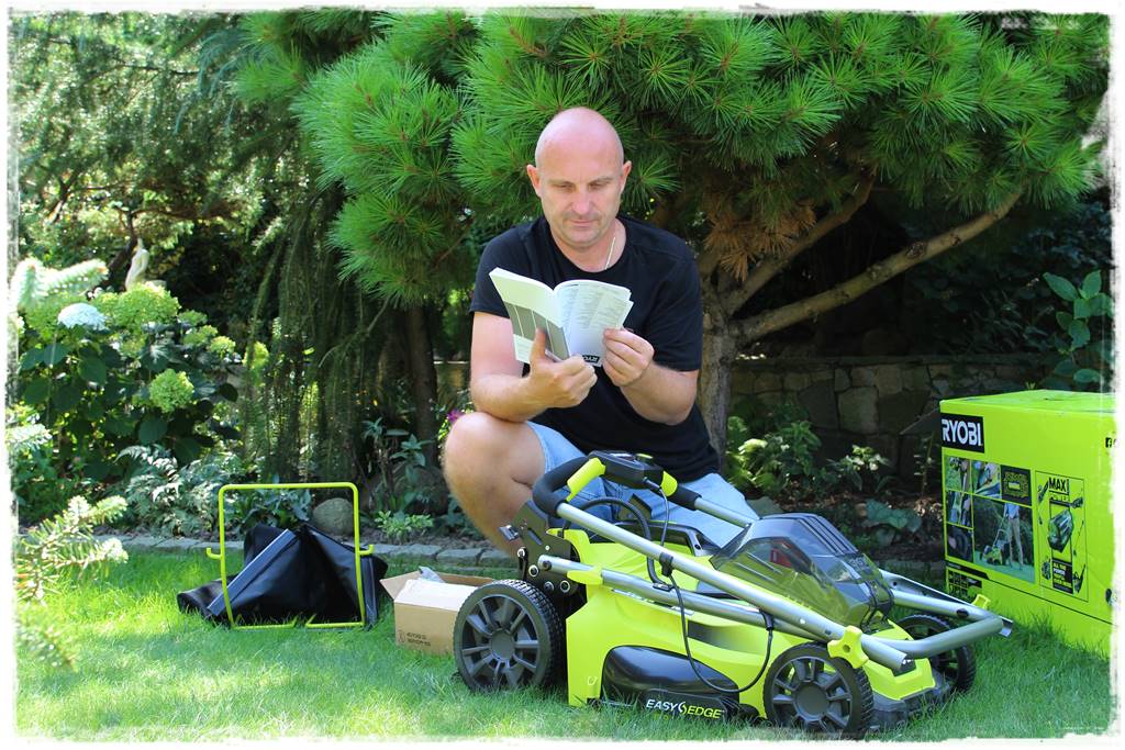 Czytam instrukcję obsługi, obok kosiarka RYOBI 36 V zasilana akumulatorem Kosiarka akumulatorowa RYOBI 5d
