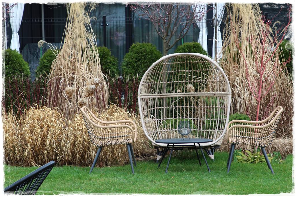 Wąska rabata wzdłuż ogrodzenia 19